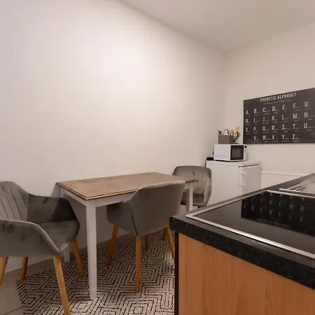 Schoenes 2-zimmer-apartment In Sehr Zentraler Lage *