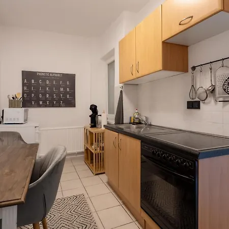 Schoenes 2-zimmer-apartment In Sehr Zentraler Lage דירה