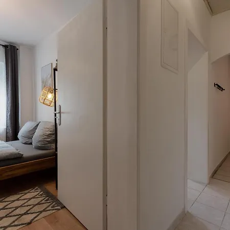 Schoenes 2-zimmer-apartment In Sehr Zentraler Lage *